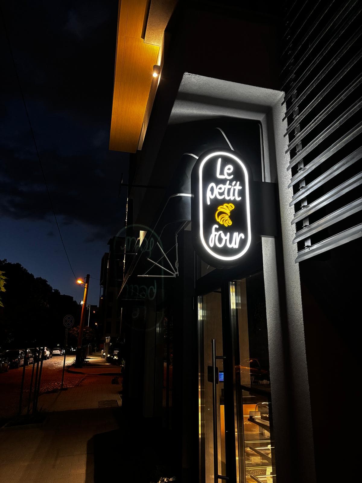 Le Petit Four - Светеща външна табела