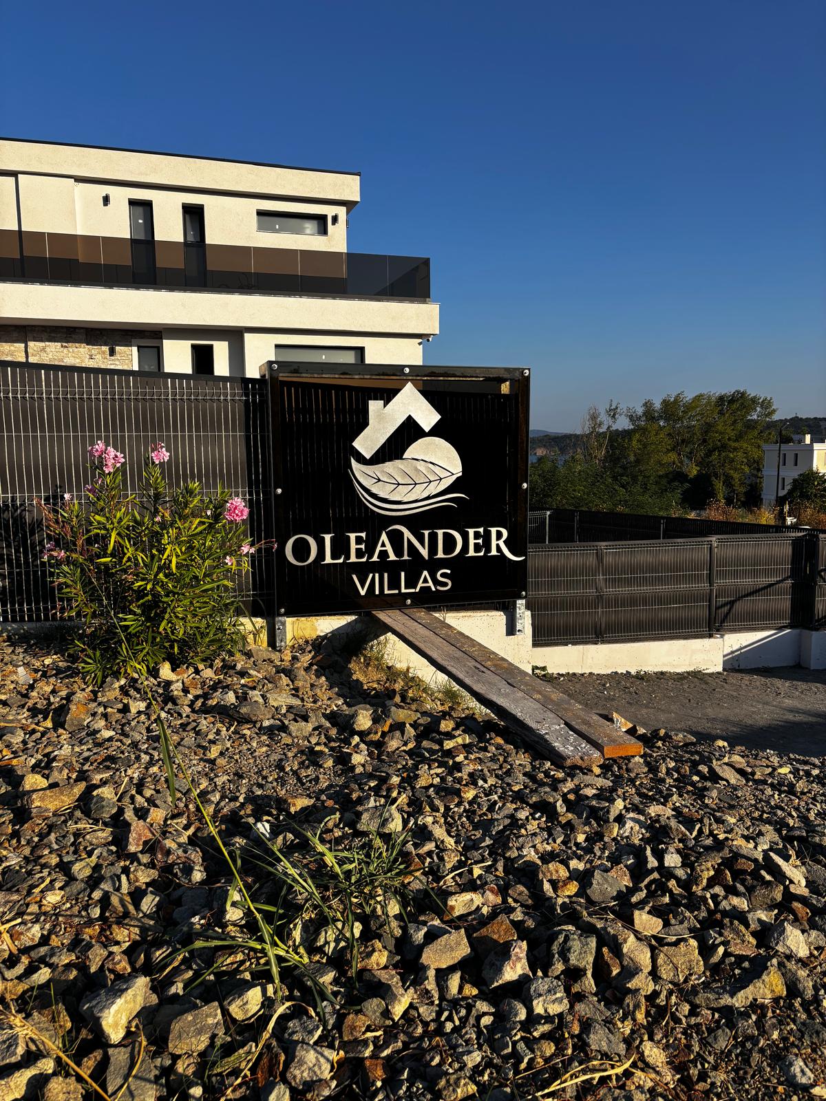 Oleander Villas - Светеща табела